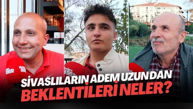 Mikrofonla konuşan üç kişi, Sivas'ta bir parkta gülümseyerek poz veriyor.