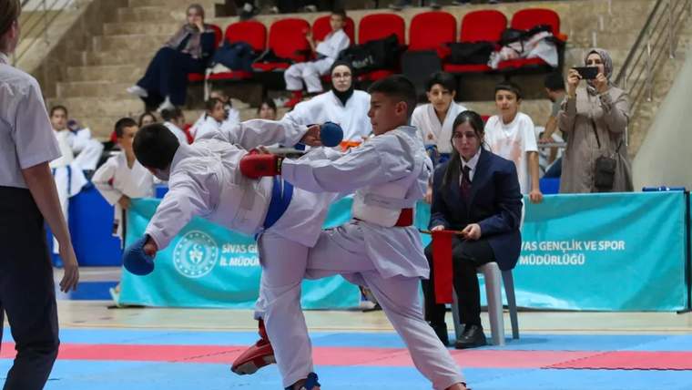 Sivas'ta Karate İl Birinciliği Heyecanı: 80 Sporcu Madalya Kavgası