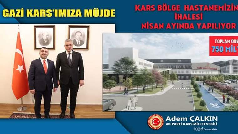 İç mekânda Türk bayrağı yanında duran iki kişi ve yanında Kars Bölge Hastanesi projesi çizimi görülüyor.