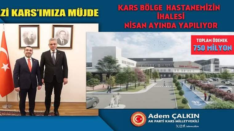 Türk bayrağı önünde duran iki kişi ile Kars Bölge Hastanesi projesini gösteren mimari çizim yan yana.