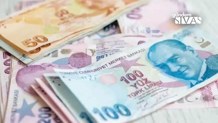 Üzerinde Atatürk resmi bulunan 100 TL banknotu ile 50 TL ve 20 TL banknotları bir arada duruyor.