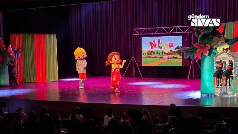 Sahne üzerinde Niloya ve bir arkadaşının kostümlü performansı sergilediği an.
