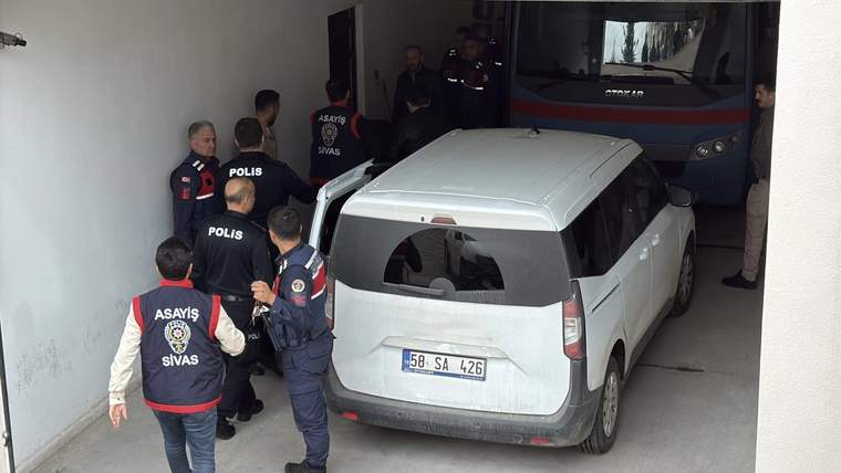 Polis ekipleri, bir aracı kontrol ederken ve olay yerinde çalışırken görüntüleniyor.
