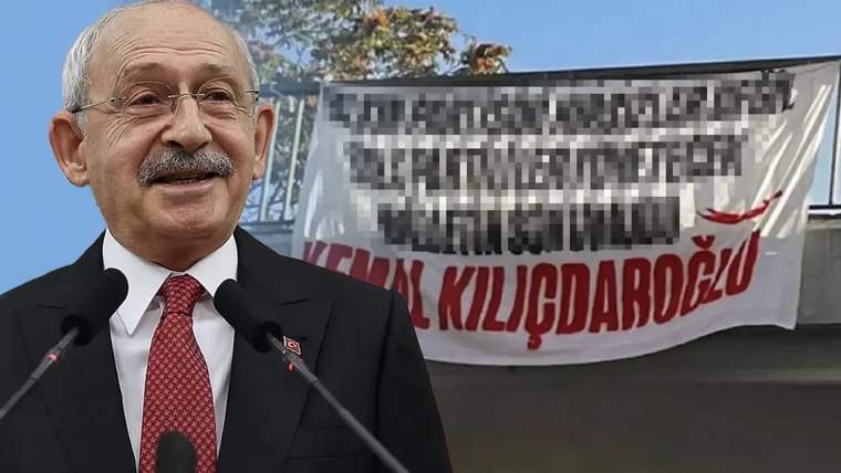 Mikrofonlar önünde takım elbiseli bir kişi ve arkasında üzerinde “Kılıçdaroğlu” yazan pankart görülüyor.