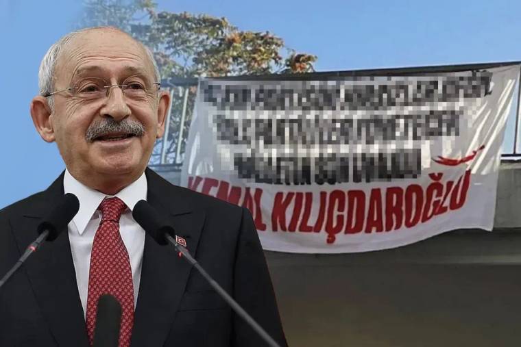 Mikrofonlar önünde takım elbiseli bir kişi ve arkasında üzerinde “Kılıçdaroğlu” yazan pankart görülüyor.