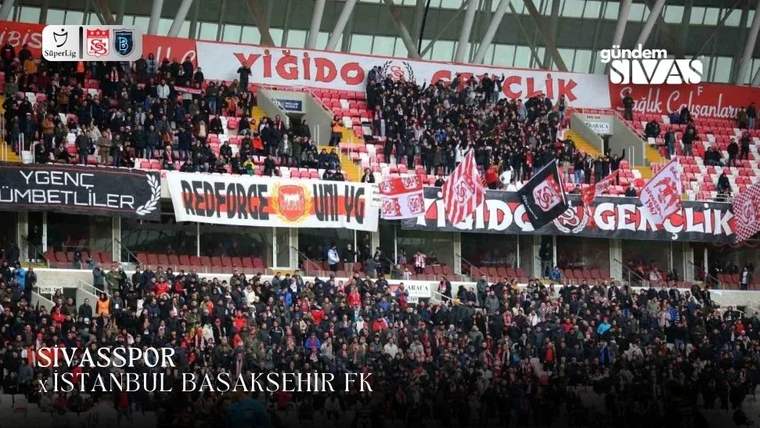 Stadyum tribünlerinde kırmızı-beyaz atkı ve pankartlar taşıyan kalabalık taraftarlar görülüyor.