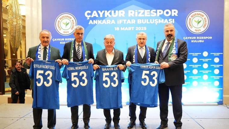 Beş kişi, üzerinde 53 numarası bulunan mavi formaları tutarken Çaykur Rizespor Ankara İftar Buluşması panosu önünde duruyor.