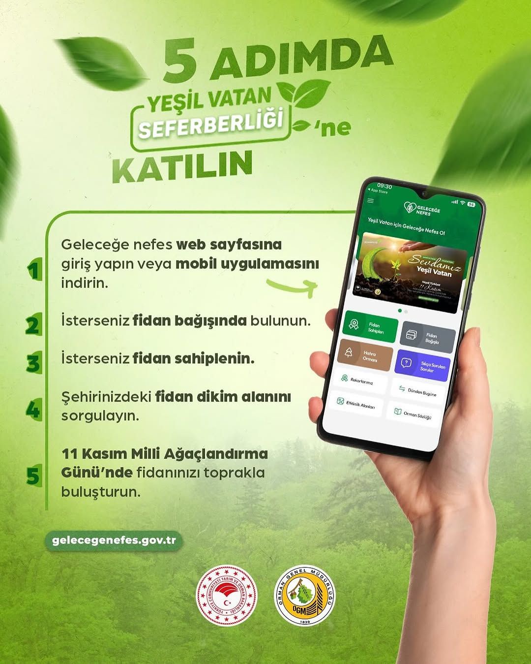 Bir el, fidan bağışı ve sahiplenme adımlarının yazdığı yeşil bir afişin önünde cep telefonu tutuyor.