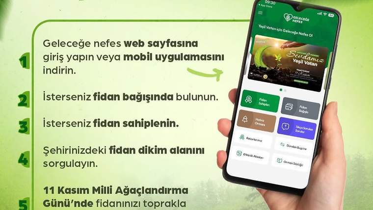 Bir el, fidan bağışı ve sahiplenme adımlarının yazdığı yeşil bir afişin önünde cep telefonu tutuyor.