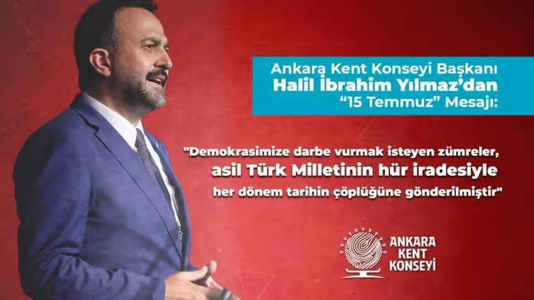 Kürsüde konuşan bir kişi, arka planda Ankara Kent Konseyi logosu var.
