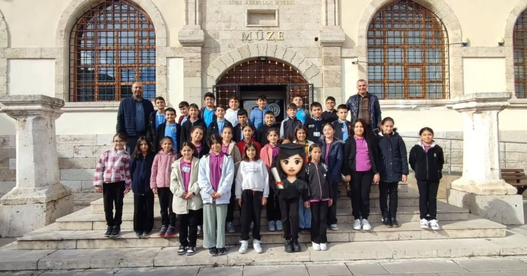 Sivas'ta Müzede Eğitim ve Sanat Buluşması: Öğrenciler Arkeoloji Müzesi'ni Gezdi ve Ebru Yaptı