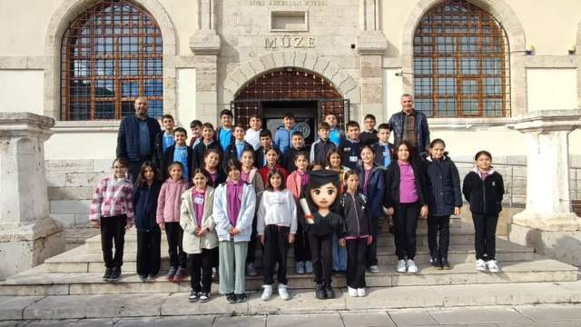 Sivas'ta Müzede Eğitim ve Sanat Buluşması: Öğrenciler Arkeoloji Müzesi'ni Gezdi ve Ebru Yaptı