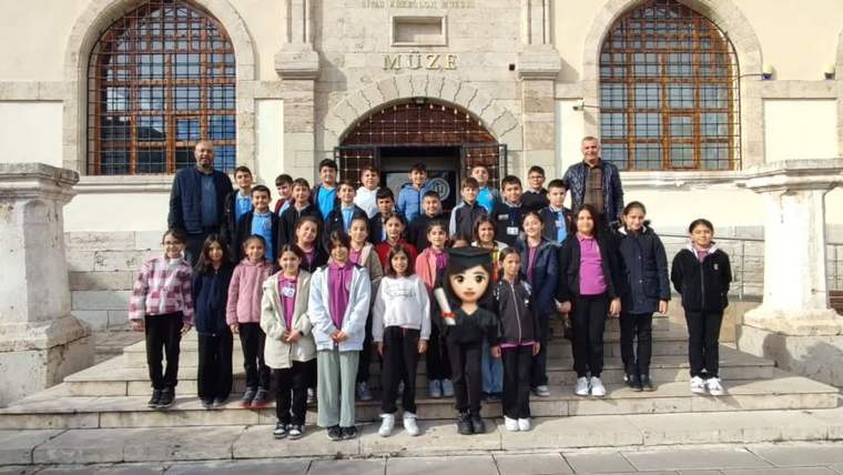 Sivas'ta Müzede Eğitim ve Sanat Buluşması: Öğrenciler Arkeoloji Müzesi'ni Gezdi ve Ebru Yaptı