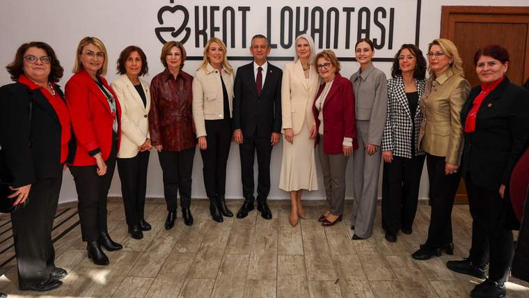 Korkuteli Belediye Başkanı Saniye Caran, kadınlarla birlikte bir grup fotoğrafı çekiliyor.