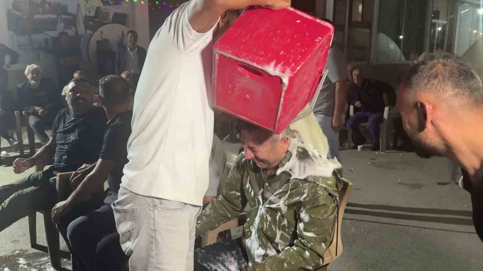 Damat yakınları tıraş cezasının ardından oyun havasına katıldı