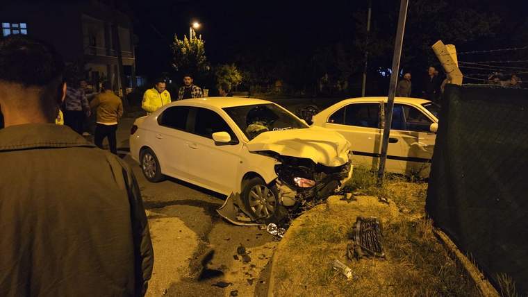 Feci Çarpışma: İki Otomobil Kafa Kafaya Çarpıştı, 2 Yaralı