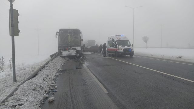 Gemerek’te Yolcu Otobüsünün Karıştığı Zincirleme Kaza: Yaralılar Var, Ekipler Seferber Oldu