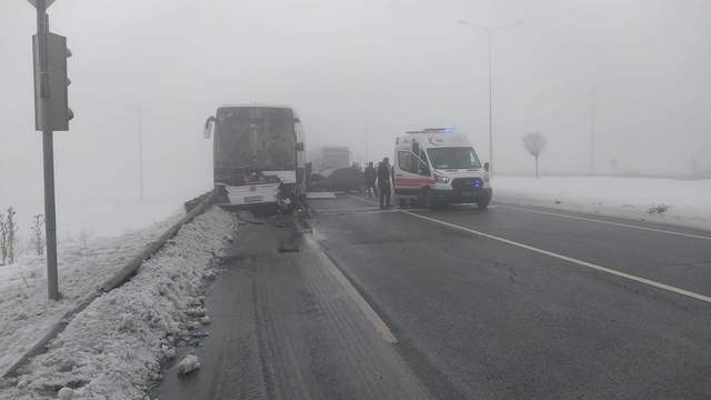 Gemerek’te Yolcu Otobüsünün Karıştığı Zincirleme Kaza: Yaralılar Var, Ekipler Seferber Oldu