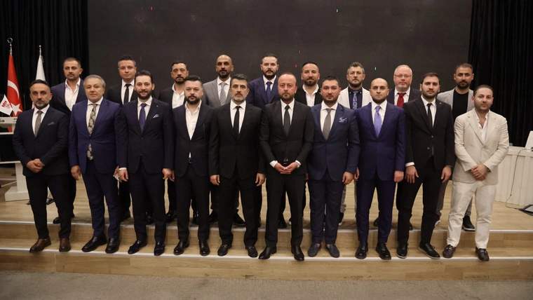Sivasspor yönetim kurulu üyeleri, sahnede bir arada poz veriyorlar.