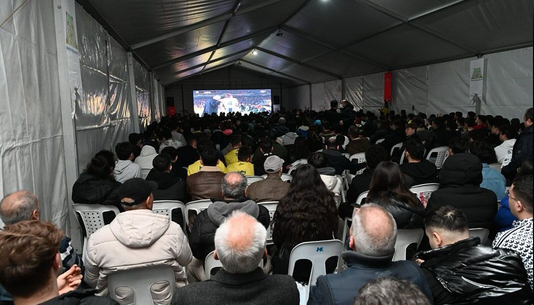 Isparta Belediyesi, Fenerbahçe’nin rövanş maçı için dev ekran kuruyor - Birlik Haber Ajansı