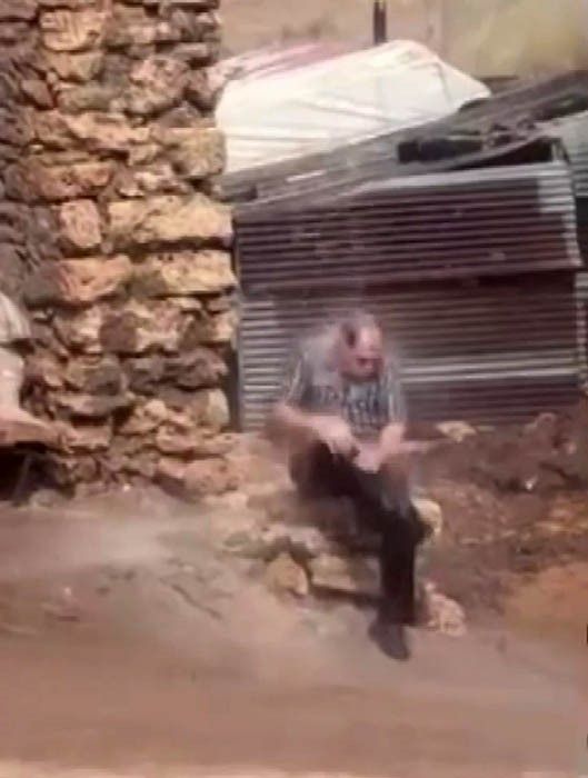 Sıcaktan bunalan Mehmet Gökçe, yağmur başlayınca ne yaptı