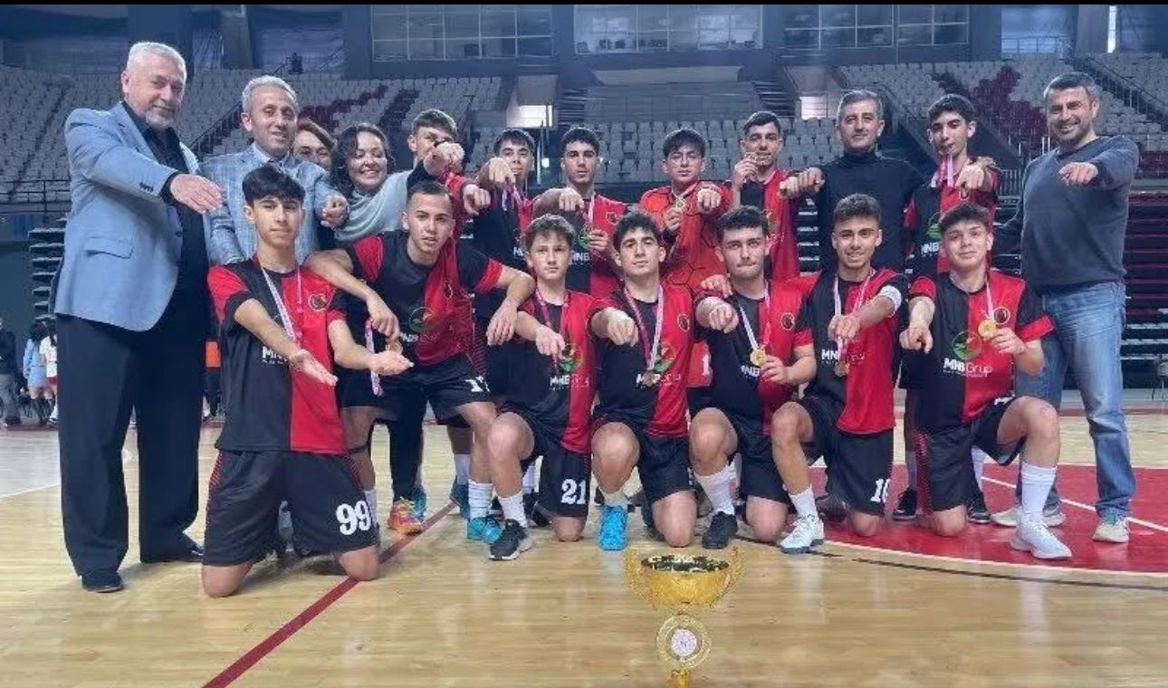 Serik Atatürk Anadolu Lisesi Futsal Takımı Antalya şampiyonu oldu! - Birlik Haber Ajansı