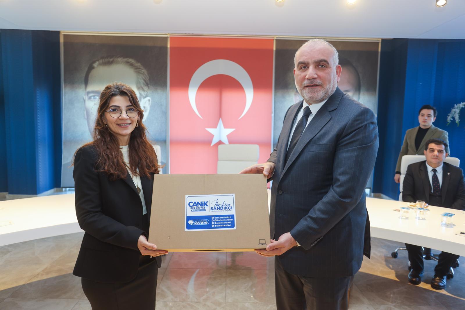 Canik Belediyesinden öğretmenlere laptop desteği - Birlik Haber Ajansı
