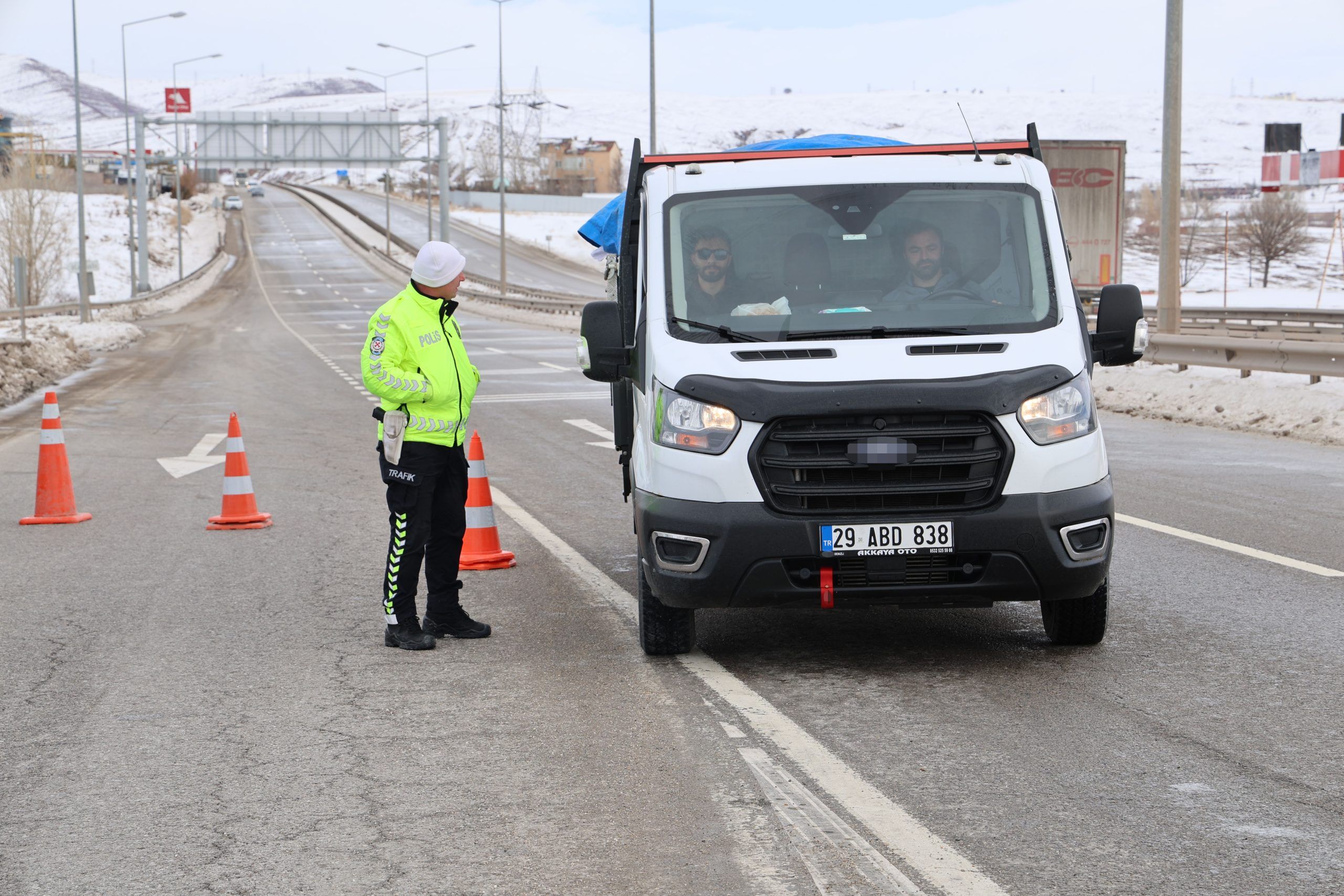 Sivas’ta Fırtına Alarmı: Sivas-Kayseri Kara Yolu Ulaşıma Kapatıldı