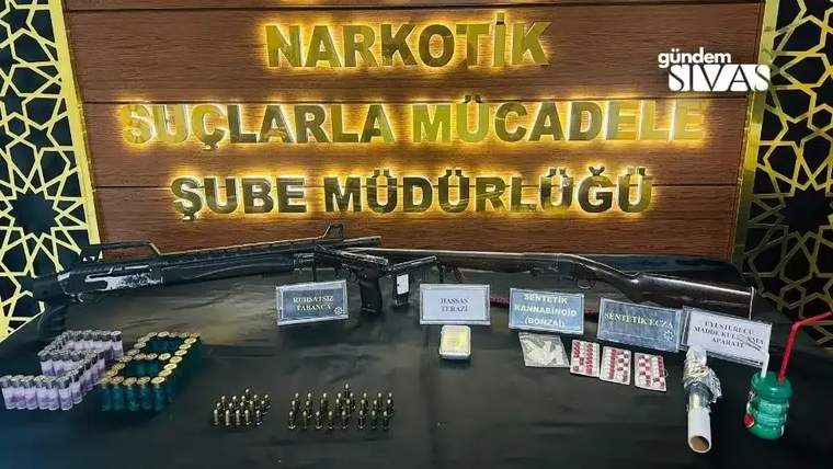 Narkotik suçlarla mücadele şube müdürlüğü tabelası önünde uyuşturucu madde ve silahlar sergileniyor.