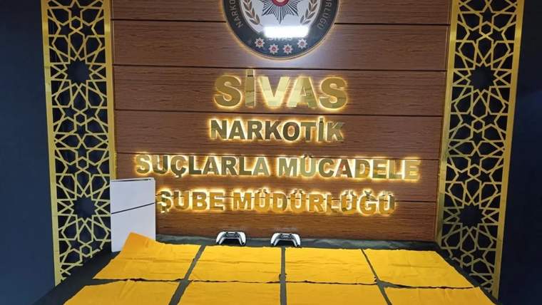 Sivas Narkotik Suçlarla Mücadele Şube Müdürlüğü tabelası ve sarı örtülerle kaplı bir zemin.