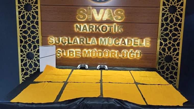 Sivas Narkotik Suçlarla Mücadele Şube Müdürlüğü tabelası ve sarı örtülerle kaplı bir zemin.