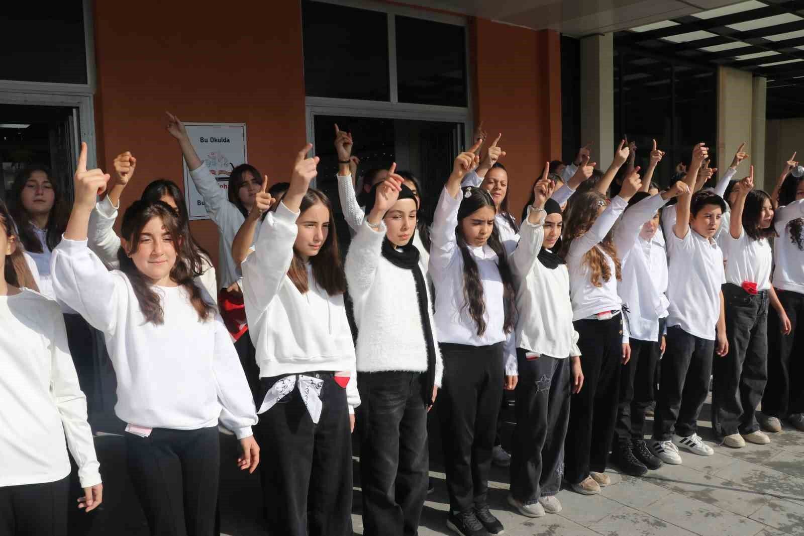 850 öğrenci Sivas’ta Cumhuriyet şarkılarını birlikte söyledi
