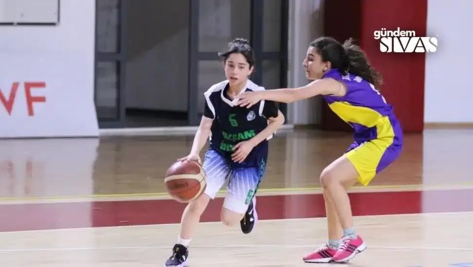 Sivas'ta Okullar, Basketbol Arenasında Yarıştı