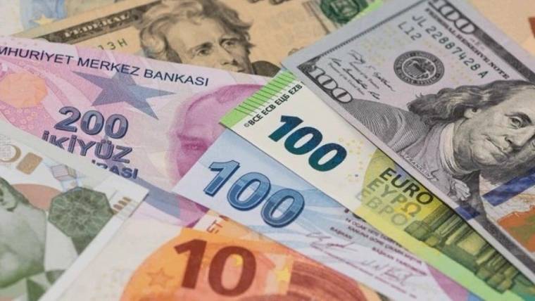 Farklı kupürlerde Türk lirası, ABD doları ve euro banknotları üst üste serilmiş.
