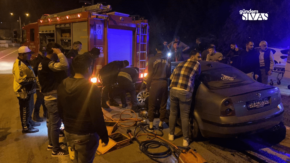 Sivas'ta Korkunç Kaza: Sürücü Sıkıştı