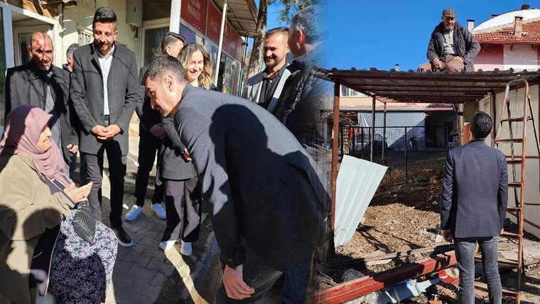 Kolajın solunda bir grup insan yaşlı bir kadınla konuşuyor; sağda iki kişi hasarlı bir yapının yanında duruyor.