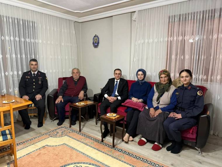 Bir odada koltuk ve sandalyelerde oturan üçü üniformalı, altı kişilik bir grup görülüyor.