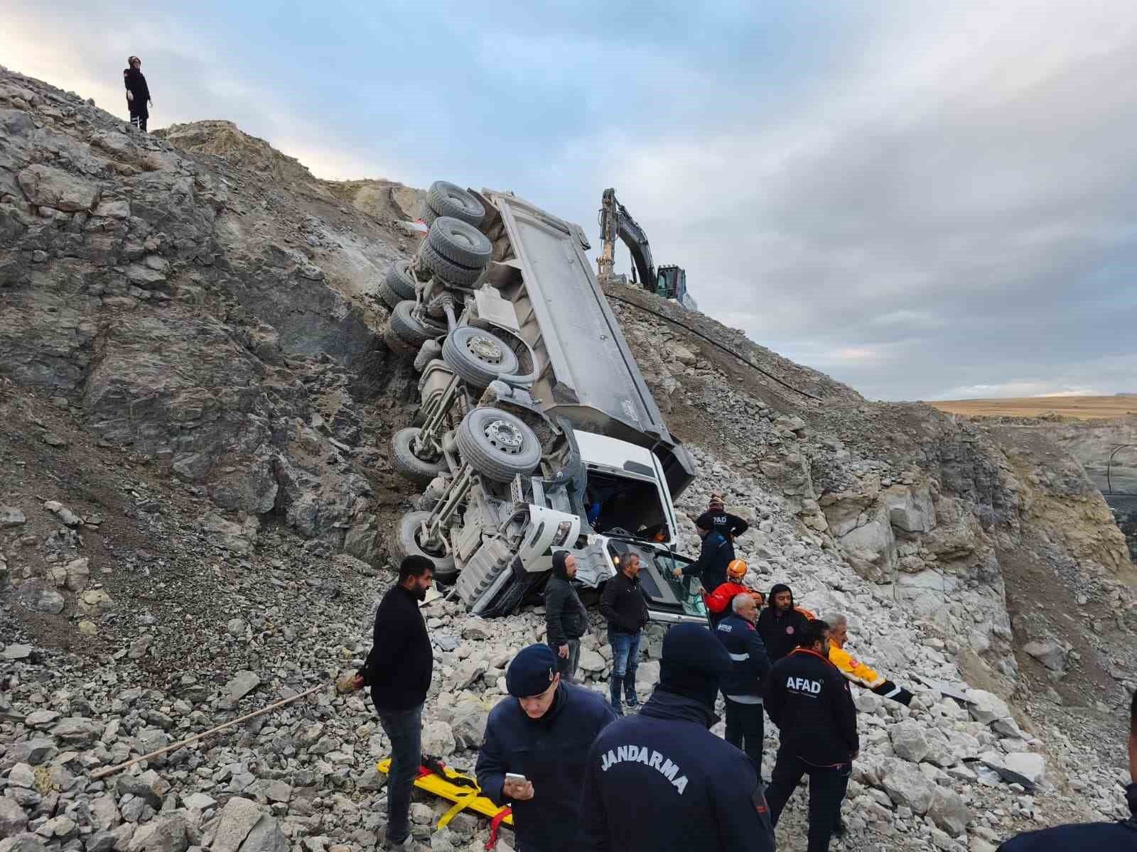 Sivas Ulaş’taki taş ocağında kamyon devrildi: Sürücü yaralı