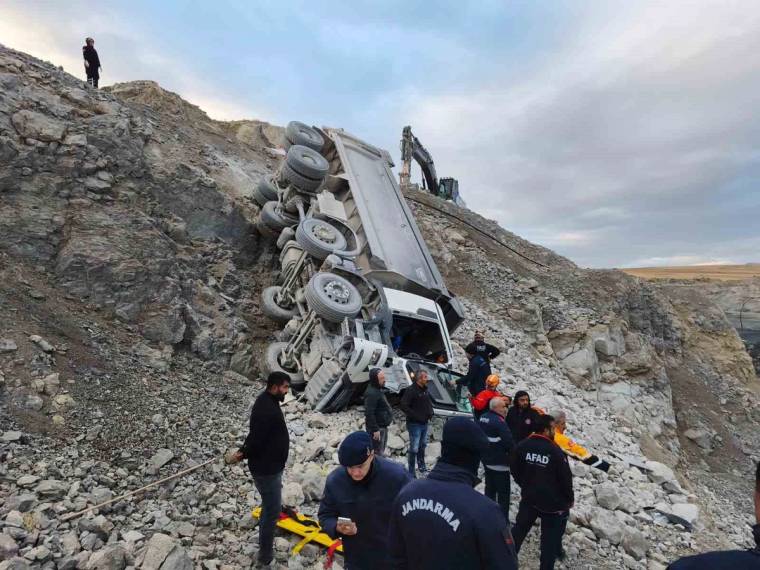 Kayalık taş ocağı yamacında yan devrilmiş bir kamyonun çevresinde jandarma ve AFAD ekipleri duruyor.