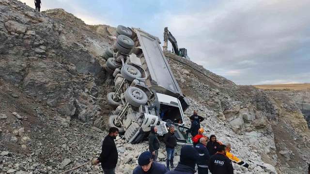 Sivas Ulaş’taki taş ocağında kamyon devrildi: Sürücü yaralı