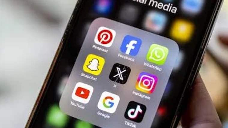 Bir akıllı telefon ekranında sosyal medya uygulamalarının simgeleri yer alıyor.
