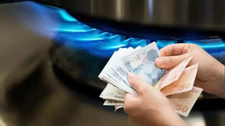 Bir çift el, mavi alevin önünde farklı Türk lirası banknotlarını sayıyor.