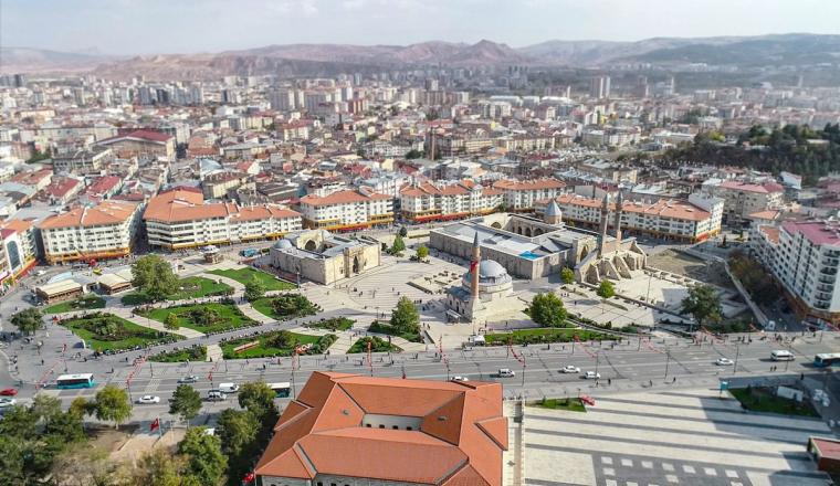 Sivas'ta Yapı İzinleri Patladı! Ruhsat Sayısı İkiye Katlanırken, Kullanma İzinlerinde Düşüş Dikkat Çekiyor