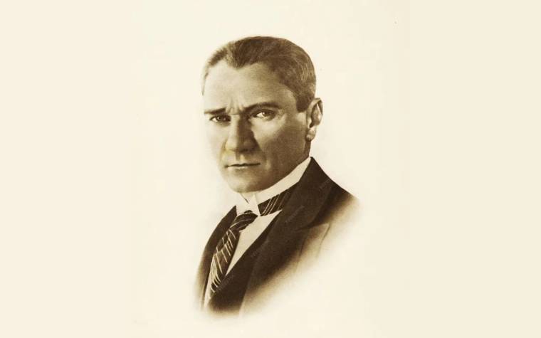 Takım elbiseli Mustafa Kemal Atatürk’ün sepya tonlarında, omuzdan yukarısını gösteren portresi.