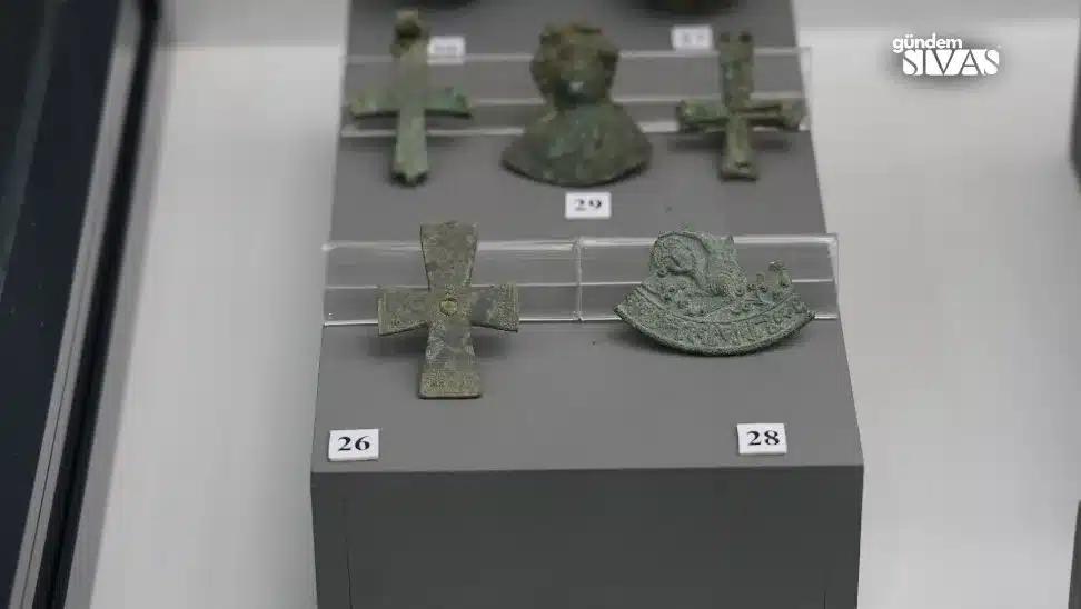 1500 Yıllık Ekmek Mührünü Ziyaretçilere Sunuyor