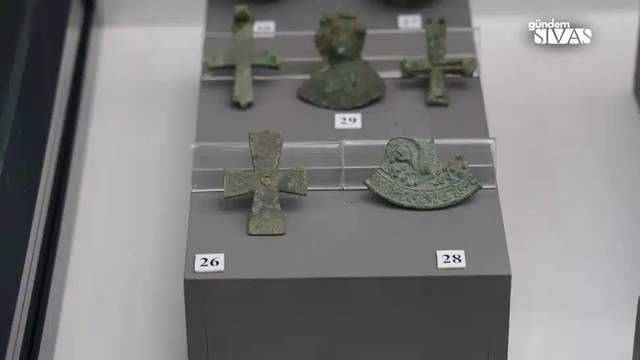 1500 Yıllık Ekmek Mührünü Ziyaretçilere Sunuyor