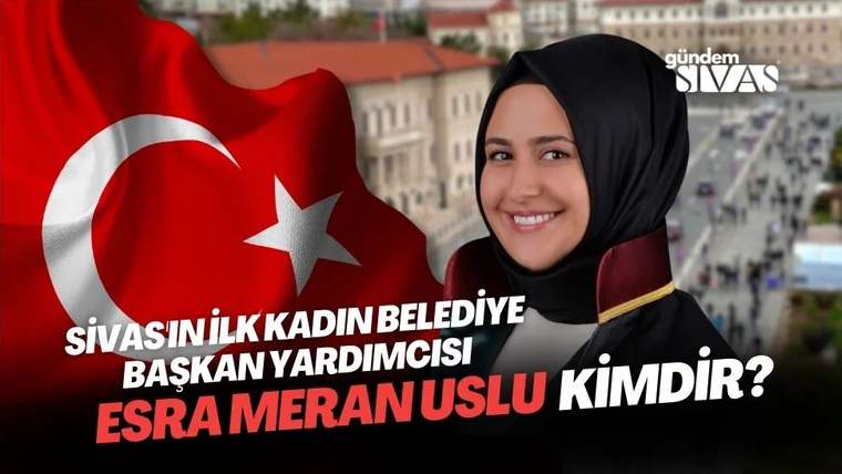 Arka planda Türk bayrağı bulunan bir kadın, gülümseyerek kameraya bakıyor.