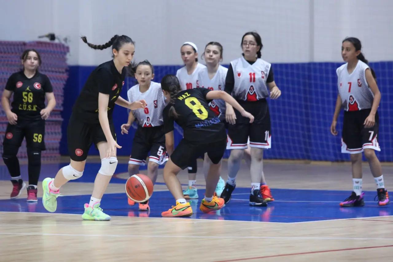 CÜSK U12 Kız Basketbol Takımı, Sivas’ta Fırtına Gibi Esiyor!