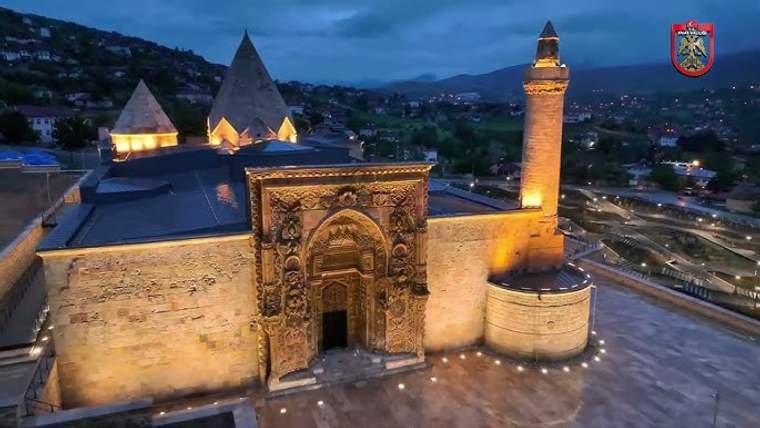 Divriği Ulu Cami ve Darüşşifası, akşam saatlerinde aydınlatılmış olarak görünmektedir.