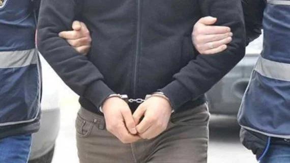 Kelepçeli bir kişinin, başka bir kişi tarafından kolundan tutulduğu an.